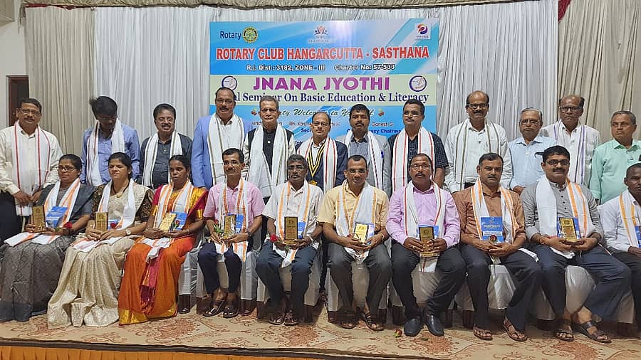 ಕಾರ್ಯಕ್ರಮದಲ್ಲಿ ಜಿಲ್ಲೆಯ ವಿವಿಧ ಶಾಲೆಗಳ 10 ಸಾಧಕ ಶಿಕ್ಷಕರಿಗೆ ನ್ಯಾಷನಲ್ ಬಿಲ್ಡರ್ ಅವಾರ್ಡ್ ನೀಡಿ ಗೌರವಿಸಲಾಯಿತು