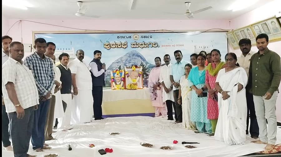 ಮಧುಗಿರಿ ಪುರಸಭೆಯಲ್ಲಿ ಮಹಾತ್ಮಗಾಂಧಿ ಮತ್ತು ಲಾಲ್ ಬಹದ್ದೂರ್ ಶಾಸ್ತ್ರಿ ಜಯಂತಿಯನ್ನು ಆಚರಿಸಲಾಯಿತು