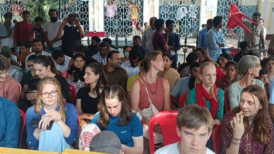 ಜಂಬೂಸವಾರಿ ವೀಕ್ಷಿಸಲು ಆಯುರ್ವೇದ ಆಸ್ಪತ್ರೆ ಬಳಿ ಸೇರಿದ್ದ ವಿದೇಶಿಗರು