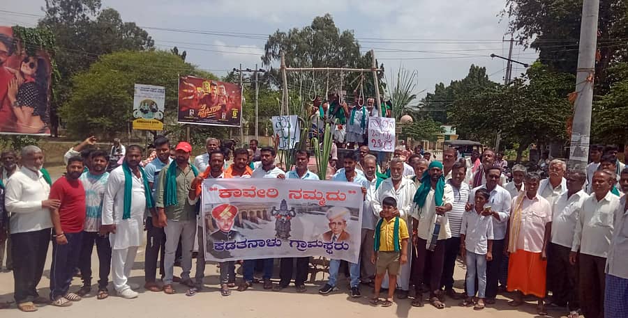 ಕಾವೇರಿ ಕೊಳ್ಳದ ಜಲಾಶಯಗಳಿಂದ ತಮಿಳುನಾಡಿಗೆ ನೀರು ಹರಿಸುತ್ತಿರುವುದನ್ನು ವಿರೋಧಿಸಿ ಶ್ರೀರಂಗಪಟ್ಟಣ ತಾಲ್ಲೂಕಿನ ಕಡತನಾಳು ಗ್ರಾಮಸ್ಥರು, ಭೂಮಿತಾಯಿ ಹೋರಾಟ ಸಮಿತಿಯ ನೇತೃತ್ವದಲ್ಲಿ ಸೋಮವಾರ ಅಣಕು ನೇಣು ಚಳವಳಿ ನಡೆಸಿದರು