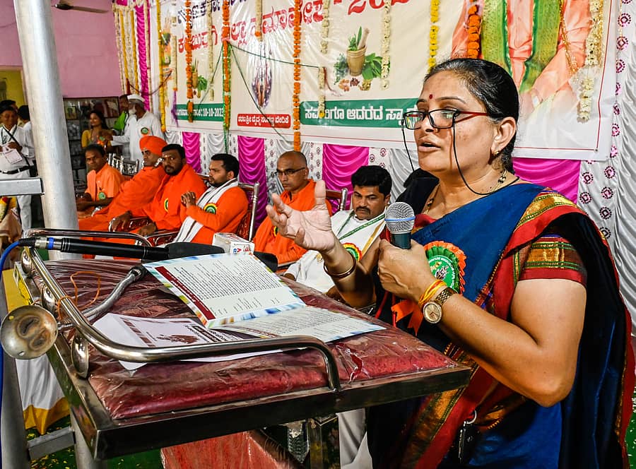 ಕಲಬುರಗಿಯ ಬಬಲಾದಿ ಮಠದಲ್ಲಿ ಮಂಗಳವಾರ ನಡೆದ ಕಲ್ಯಾಣ ಕರ್ನಾಟಕ ಪಾರಂಪರಿಕ ವೈದ್ಯ ಪರಿಷತ್‌ ಜಿಲ್ಲಾ ಮಟ್ಟದ ಸಮಾವೇಶದಲ್ಲಿ ಡಾ.ನಿರ್ಮಲಾ ಕೆಳಮನಿ ಅವರು ಮಾತನಾಡಿದರು
–ಪ್ರಜಾವಾಣಿ ಚಿತ್ರ