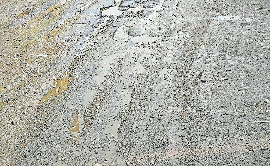 <div class="paragraphs"><p>ಹೊಳೆನರಸೀಪುರದ ಹಾಸನ– ಮೈಸೂರು ರಸ್ತೆಯ ಪುರಸಭೆ ಕೋಳಿ ಅಂಗಡಿ ಮುಂಭಾಗ ರಸ್ತೆ ಗುಂಡಿಬಿದ್ದು ನೀರು ನಿಂತಿದೆ.</p></div>