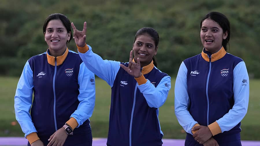 ಮಹಿಳೆಯರ ಟ್ರ್ಯಾಪ್‌ ವಿಭಾಗದಲ್ಲಿ ಬೆಳ್ಳಿ ಗೆದ್ದ (ಎಡದಿಂದ) ರಾಜೇಶ್ವರಿ ಕುಮಾರಿ, ಮನೀಷಾ ಮತ್ತು ಪ್ರೀತಿ –ಎಪಿ ಚಿತ್ರ