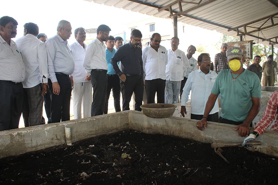 ಮುನಿರಾಬಾದ್ ಹುಲಿಗೆ ಗ್ರಾಮ ಪಂಚಾಯಿತಿ ವ್ಯಾಪ್ತಿಯ ತ್ಯಾಜ್ಯ ವಿಲೇವಾರಿ ಘಟಕಕ್ಕೆ ಗ್ರಾಮೀಣ ಅಭಿವೃದ್ಧಿ ಇಲಾಖೆಯ ಪ್ರಧಾನ ಕಾರ್ಯದರ್ಶಿ ಅಂಜುಮ್ ಪರ್ವೇಜ್ ಗುರುವಾರ ಭೇಟಿ ನೀಡಿದರು