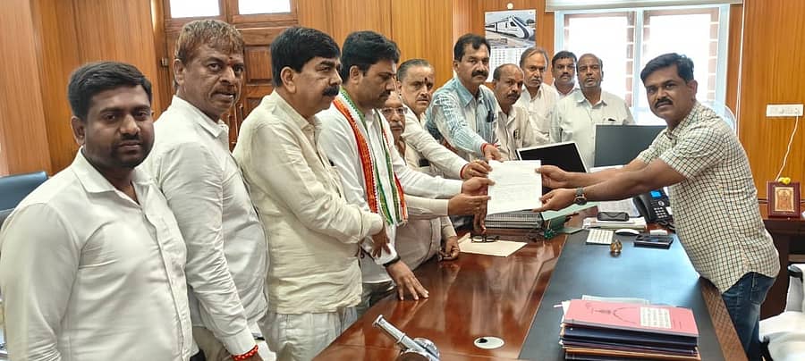 ‘ಕಾಂಗ್ರೆಸ್‌ ವಕ್ತಾರ ಎಂ.ಲಕ್ಷ್ಮಣ್ ಅವರಿಗೆ ಬೆದರಿಕೆ ಕರೆ ಮಾಡುತ್ತಿರುವ ಎಚ್‌.ಡಿ.ಕುಮಾರಸ್ವಾಮಿ ಬೆಂಬಲಿಗರ ವಿರುದ್ಧ ಕ್ರಮ ಕೈಗೊಳ್ಳಬೇಕು’ ಎಂದು ಒತ್ತಾಯಿಸಿ ಜಿಲ್ಲಾ ನಗರ ಕಾಂಗ್ರೆಸ್ ಸಮಿತಿ ಮುಖಂಡರು ನಗರ ಪೊಲೀಸ್‌ ಆಯುಕ್ತರಿಗೆ ದೂರು ನೀಡಿದರು