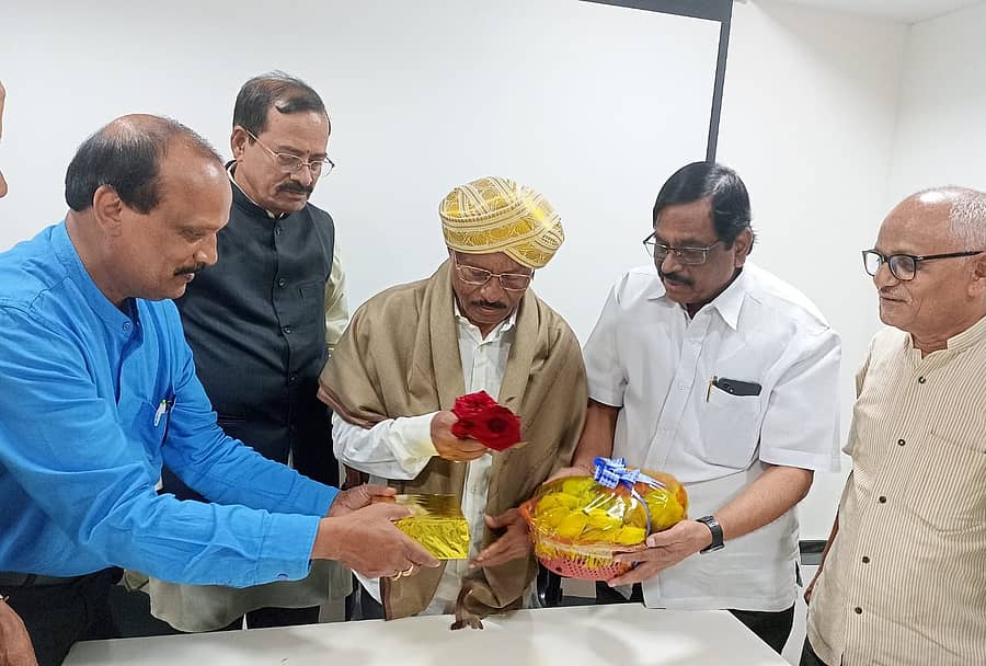 ಕಾರ್ಯಕ್ರಮದಲ್ಲಿ ಕರೀಗೌಡ ಬೀಚನಹಳ್ಳಿ ಅವರನ್ನು ನಿಡಸಾಲೆ ಪುಟ್ಟಸ್ವಾಮಯ್ಯ ಹಾಗೂ ಸಂಘದ ಕಾರ್ಯದರ್ಶಿ ಆರ್. ದೊಡ್ಡೆಗೌಡ ಸನ್ಮಾನಿಸಿದರು. ಬಹುಭಾಷಾ ವಿದ್ವಾಂಸ ಮಲ್ಲೇಪುರಂ ಜಿ. ವೆಂಕಟೇಶ್ ಹಾಗೂ ಕನ್ನಡ ಪರ ಹೋರಾಟಗಾರ ರಾ.ನಂ. ಚಂದ್ರಶೇಖರ್ ಇದ್ದಾರೆ.