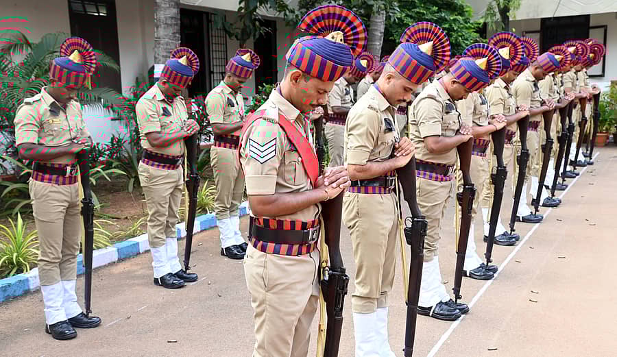 <div class="paragraphs"><p>ಕಾರ್ಯಕ್ರಮದಲ್ಲಿ ಹುತಾತ್ಮ ಸಿಬ್ಬಂದಿಗೆ ಗೌರವ ಸಲ್ಲಿಸಲಾಯಿತು</p></div>