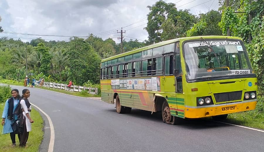 ಕಾರವಾರದಿಂದ ಮಲ್ಲಾಪುರಕ್ಕೆ ಸಂಚರಿಸುತ್ತಿದ್ದ ಬಸ್ನ ಟೈರ್ ಸ್ಪೋಟಿಸಿದ ಪರಿಣಾಮ ಅರ್ಧ ದಾರಿಯಲ್ಲಿ ನಿಂತ ಪರಿಣಾಮ ವಿದ್ಯಾರ್ಥಿನಿಯರಿಬ್ಬರು ಪರ್ಯಾಯ ಬಸ್ ವ್ಯವಸ್ಥೆಗೆ ಕಾದಿದ್ದರು