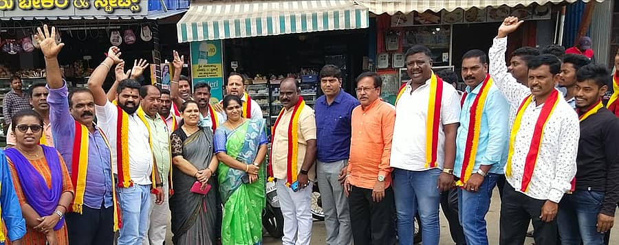 ಬೇಲೂರಿನಲ್ಲಿ ಇಂಗ್ಲಿಷ್ ಭಾಷೆ ನಾಮಫಲಕ ತೆರವೊಳಿಸುವ ವೇಳೆ ಪುರಸಭೆ ಅಧ್ಯಕ್ಷೆ ತೀರ್ಥಕುಮಾರಿ ವೆಂಕಟೇಶ್,  ಕರವೇ ತಾಲ್ಲೂಕು ಘಟಕದ ಅಧ್ಯಕ್ಷ ಚಂದ್ರಶೇಖರ್, ಪುರಸಭೆ ಮುಖ್ಯಾಧಿಕಾರಿ ಸುಜಯ್ ಕುಮಾರ್ ಇದ್ದರು