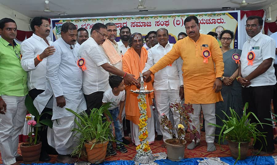 ರಾಯಚೂರಿನ ವೀರಶೈವ ಕಲ್ಯಾಣ ಮಂಟಪದಲ್ಲಿ ಜಿಲ್ಲಾ ಉಪ್ಪಾರ ಭಗೀರಥ ಸಮಾಜ ಸಂಘದಿಂದ ಆಯೋಜಿಸಿದ್ದ ಪ್ರತಿಭಾ ಪುರಸ್ಕಾರ ಹಾಗೂ ಸನ್ಮಾನ ಕಾರ್ಯಕ್ರಮವನ್ನು ಭಗೀರಥ ಉಪ್ಪಾರ ಸಮಾಜ ಸಂಘದ ರಾಜ್ಯ ಘಟಕದ ಅಧ್ಯಕ್ಷ ಪುಟ್ಟರಂಗಶೆಟ್ಟಿ ಉದ್ಘಾಟಿಸಿದರು