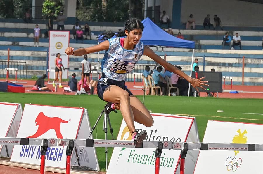 ಮಹಿಳೆಯರ 400 ಮೀ. ಹರ್ಡಲ್ಸ್ನಲ್ಲಿ ಚಿನ್ನ ಗೆದ್ದ ಸಿಂಚಲ್ ಕಾವೇರಮ್ಮ –ಪ್ರಜಾವಾಣಿ ಚಿತ್ರ/ ಎಸ್.ಕೆ.ದಿನೇಶ್