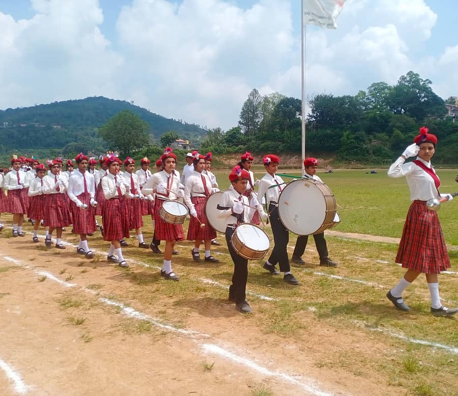 ಮಡಿಕೇರಿಯ ಜನರಲ್ ತಿಮ್ಮಯ್ಯ ಜಿಲ್ಲಾ ಕ್ರೀಡಾಂಗಣದಲ್ಲಿ ಶನಿವಾರ ಕೊಡಗು ಜಿಲ್ಲಾಡಳಿತ, ಜಿಲ್ಲಾ ಪಂಚಾಯಿತಿ, ಶಾಲಾ ಶಿಕ್ಷಣ ಇಲಾಖೆ, ಕ್ಷೇತ್ರ ಶಿಕ್ಷಣಾಧಿಕಾರಿಗಳ ಕಚೇರಿ ವತಿಯಿಂದ ನಡೆದ ಕೊಡಗು ಜಿಲ್ಲಾ ಮಟ್ಟದ ಪ್ರಾಥಮಿಕ ಹಾಗೂ ಪ್ರೌಢಶಾಲಾ ಬಾಲಕ ಮತ್ತು ಬಾಲಕಿಯರ ಕ್ರೀಡಾಕೂಟಕ್ಕೂ ಮುನ್ನ ಕ್ರೀಡಾಪಟುಗಳು ಬ್ಯಾಂಡ್ ವಾದ್ಯದೊಂದಿಗೆ ಆಕರ್ಷಕ ಪಥ ಸಂಚಲನ ನಡೆಸಿದರು.
