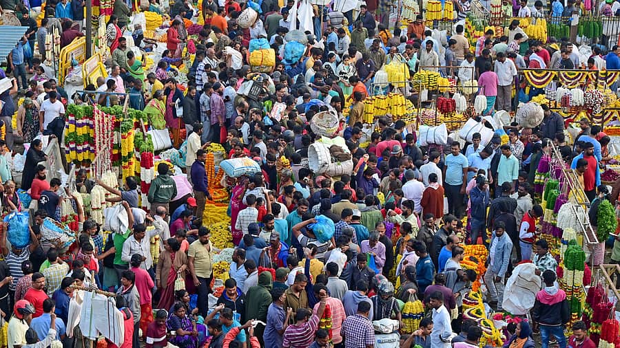 <div class="paragraphs"><p>ನಗರದ ಕೆ.ಆರ್ ಮಾರುಕಟ್ಟೆಯಲ್ಲಿ ಆಯುಧಪೂಜೆ ಮತ್ತು ವಿಜಯದಶಮಿ ಅಂಗವಾಗಿ ಶನಿವಾರ ಹೂವು ಹಾಗೂ ಹಣ್ಣು ಖರೀದಿಗೆ ಹರಿದುಬಂದ ಜನಸಾಗರ</p></div>