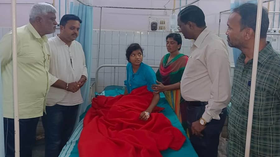 ನಾಯಿದಾಳಿಯಿಂದ ತೀವ್ರವಾಗಿ ಗಾಯಗೊಂಡು ಸರ್ಕಾರಿ ಆಸ್ಪತ್ರೆಗೆ ದಾಖಲಾಗಿರುವ ವಿದ್ಯಾರ್ಥಿನಿ ವೀಣಾ ಅವರನ್ನು ತಹಶೀಲ್ದಾರ್‌ ಜಿ. ಸುರೇಂದ್ರಮೂರ್ತಿ ಅವರು ಭೇಟಿ ಮಾಡಿ ಆರೋಗ್ಯ ವಿಚಾರಿಸಿದರು