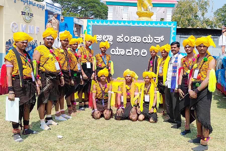 ಕಕ್ಕೇರಾ ಸಮೀಪದ ಮಂಜಲಾಪುರದ ಹೈಯಾಳಲಿಂಗೇಶ್ವರ ಡೊಳ್ಳಿನ ಕಲಾತಂಡ 