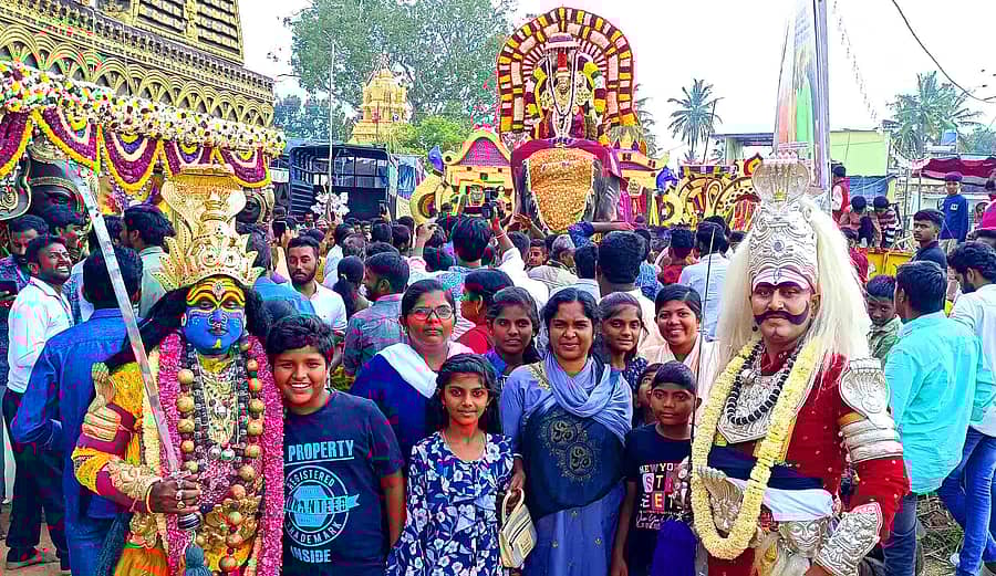 ವಿಜಯಪುರ ಹೋಬಳಿ ಗಡ್ಡದನಾಯಕನಹಳ್ಳಿಯ ದುರ್ಗಾಮಹೇಶ್ವರಿ ದೇವಾಲಯದಲ್ಲಿ ದುರ್ಗಾಷ್ಟಮಿಯ ಅಂಗವಾಗಿ ಆನೆಯ ಮೇಲೆ ದೇವಿಯನ್ನು ಮೆರವಣಿಗೆ ನಡೆಸಲಾಯಿತು