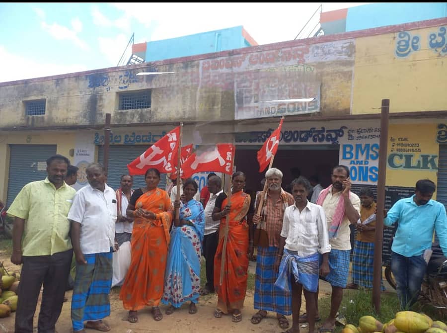ಚೇಳೂರು ಗ್ರಾಮದ ಎಪಿಎಂಸಿ ಆವರಣದಲ್ಲಿ ಕರ್ನಾಟಕ ಪ್ರಾಂತ ರೈತ ಸಂಘದಿಂದ ಭಾನುವಾರ ಕರಪತ್ರ ತೆಂಗು ಮತ್ತು ಕೊಬ್ಬರಿ ಬೆಳೆಗಾರರ ಸಮಸ್ಯೆ ಪರಿಹಾರಕ್ಕೆ ಒತ್ತಾಯಿಸಿ ನಡೆಯುವ ಪಾದಯಾತ್ರೆಗೆ ಬೆಂಬಲ ನೀಡಲಾಯಿತು