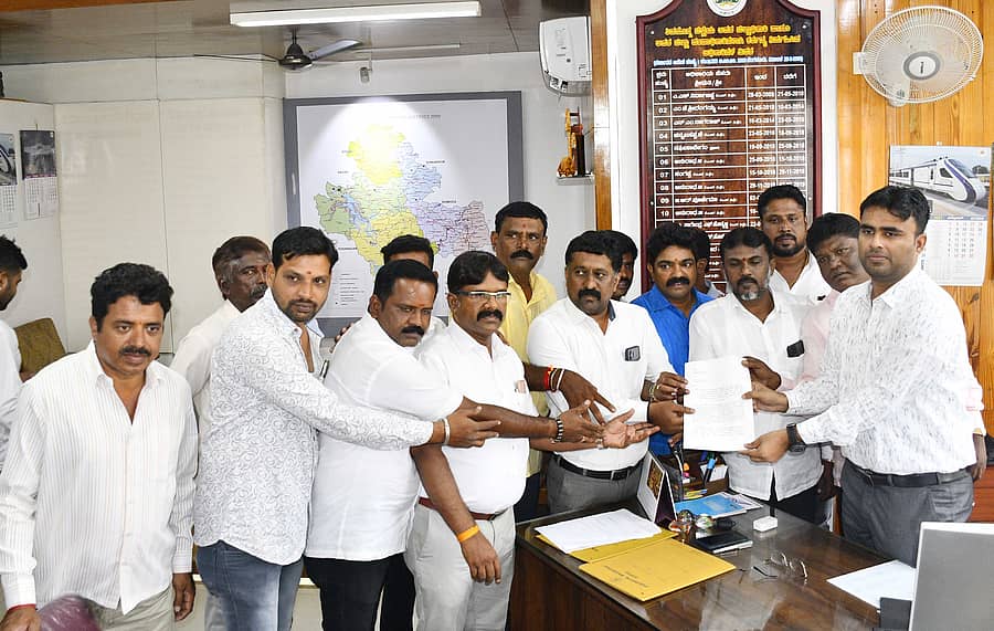 ಡಿಸಿಸಿ ಬ್ಯಾಂಕ್ ಅಧ್ಯಕ್ಷ ಆರ್.ಎಂ.ಮಂಜುನಾಥ ಗೌಡ ನಿವಾಸದ ಮೇಲೆ ನಡೆದಿರುವ ಇ.ಡಿ ದಾಳಿಯನ್ನು ಖಂಡಿಸಿ ಜನಪರ ಹೋರಾಟ ಸಮಿತಿಯಿಂದ ಶುಕ್ರವಾರ ಶಿವಮೊಗ್ಗ ಜಿಲ್ಲಾಧಿಕಾರಿ ಕಚೇರಿಯ ಅಧಿಕಾರಿಗೆ ಮನವಿ ಸಲ್ಲಿಸಲಾಯಿತು