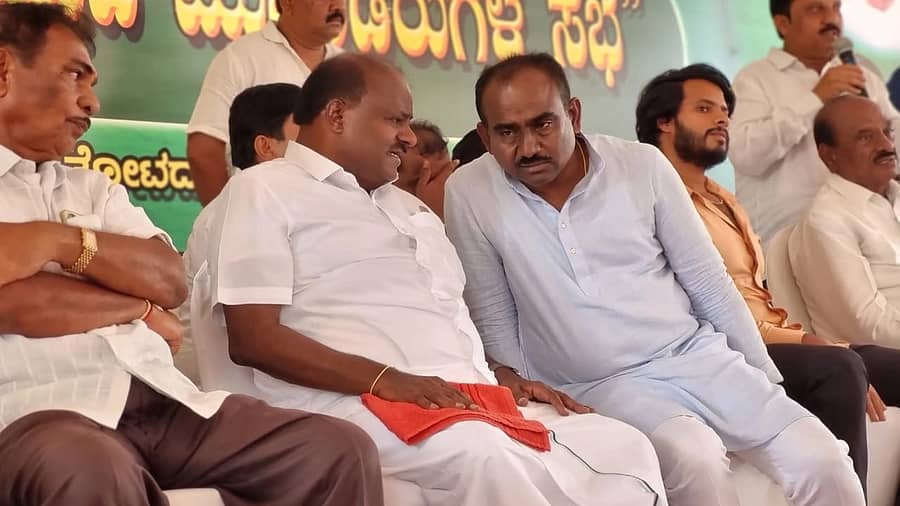 <div class="paragraphs"><p>ಜೆಡಿಎಸ್ ಮುಖಂಡರ ಸಭೆಯಲ್ಲಿ ಹೆಚ್‌.ಡಿ ಕುಮಾರಸ್ವಾಮಿ</p></div>