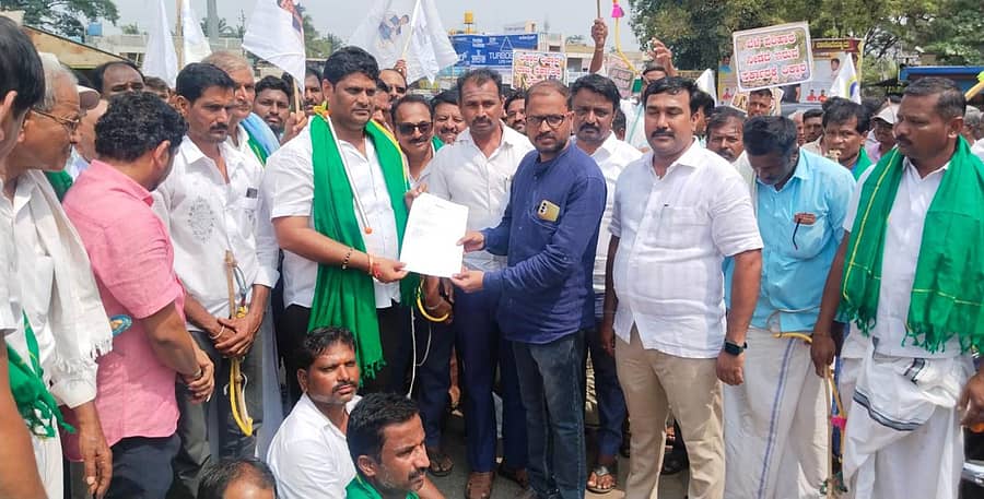 ರಾಜ್ಯ ಸರ್ಕಾರದ ರೈತ ವಿರೋಧಿ ನೀತಿಯನ್ನು ಖಂಡಿಸಿ ರಾಣೆಬೆನ್ನೂರಿನಲ್ಲಿ ನವಯುಗ ತಂಡದ ಸಾರಥಿ ಸಂತೋಷಕುಮಾರ ಪಾಟೀಲ ಹಾಗೂ ನೂರಾರು ಅಭಿಮಾನಿಗಳು, ರೈತರು ಪ್ರತಿಭಟನೆ ನಡೆಸಿ ತಹಶೀಲ್ದಾರ್ ಕಚೇರಿಗೆ ತೆರಳಿ ಶಿರಸ್ತೇದಾರ ಮನಿಯಾರ ಅವರಿಗೆ ಮನವಿ ಸಲ್ಲಿಸಿದರು