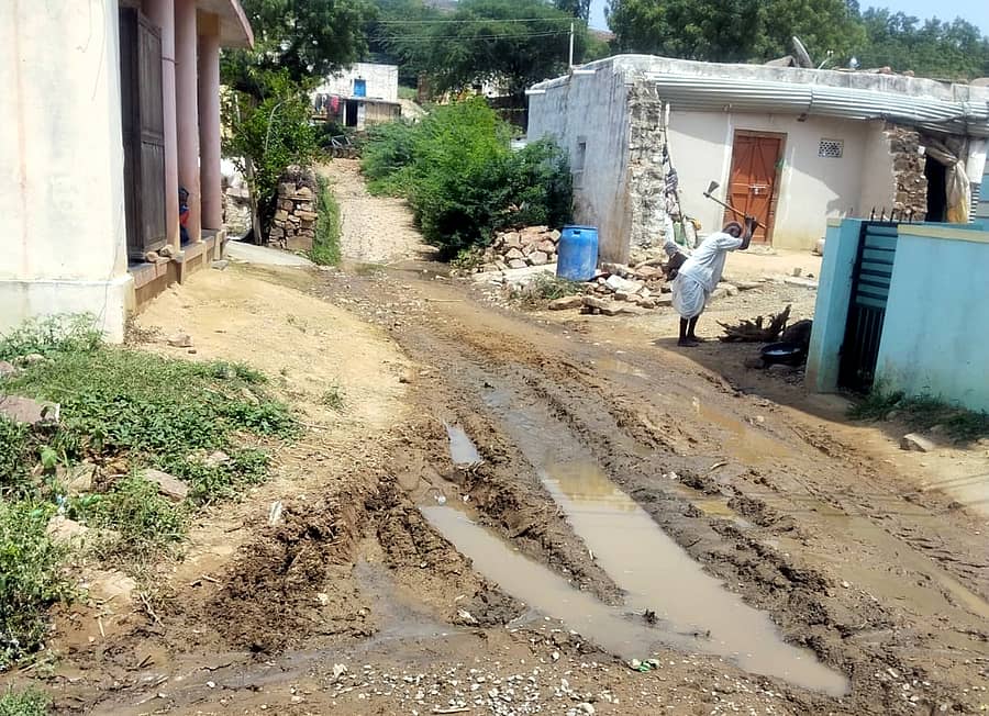 ರಾಮದುರ್ಗ ತಾಲ್ಲೂಕಿನ ಓಬಳಾಪುರದಲ್ಲಿ ಕೊಳಚೆ ನೀರು ರಸ್ತೆಯಲ್ಲಿ ನಿಂತಿದೆ