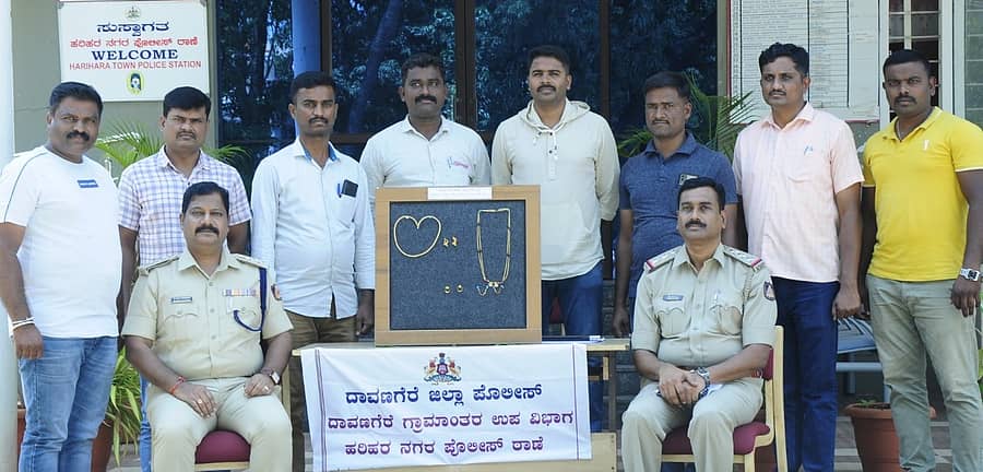 ಹರಿಹರದಲ್ಲಿ ನಡೆದಿದ್ದ ಮನೆ ಕಳ್ಳತನ ಪ್ರಕರಣದ ಆರೋಪಿಯಿಂದ ಪೊಲೀಸರು ಬಂಗಾರದ ಆಭರಣಗಳನ್ನು ವಶಪಡಿಸಿಕೊಂಡಿರುವುದು