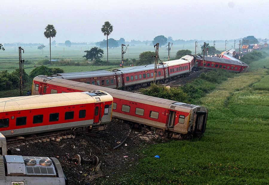 <div class="paragraphs"><p>ಹಳಿ ತಪ್ಪಿರುವ ರೈಲಿನ ಬೋಗಿಗಳು</p></div>