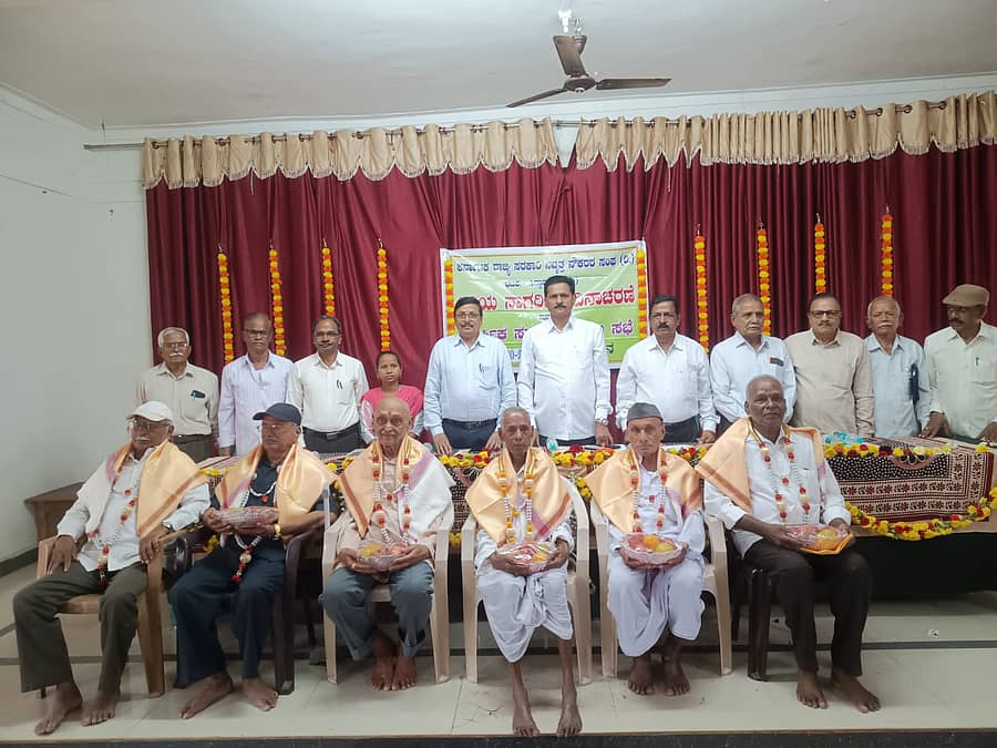 ಸಿದ್ದಾಪುರದ ಬಾಲಭವನದಲ್ಲಿ ನಡೆದ ಹಿರಿಯ ನಾಗರಿಕರ ದಿನಾಚರಣೆಯಲ್ಲಿ ಹಿರಿಯ ನಿವೃತ್ತ ಹಿರಿಯ ನೌಕರರು ಮತ್ತು ಹಿರಿಯ ನಾಗರಿಕರನ್ನು ಸನ್ಮಾನಿಸಲಾಯಿತು