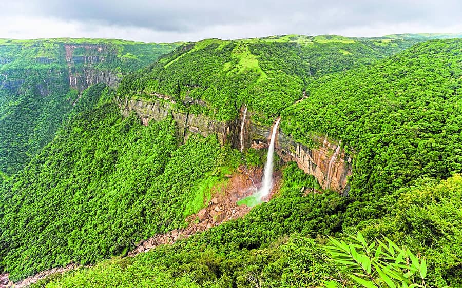 <div class="paragraphs"><p>ಚಿರಾಪುಂಜಿ ಸಮೀಪದ ಖಾಸಿ ಬೆಟ್ಟದಿಂದ ಧುಮುಕುವ ಜಲಪಾತ...</p></div>