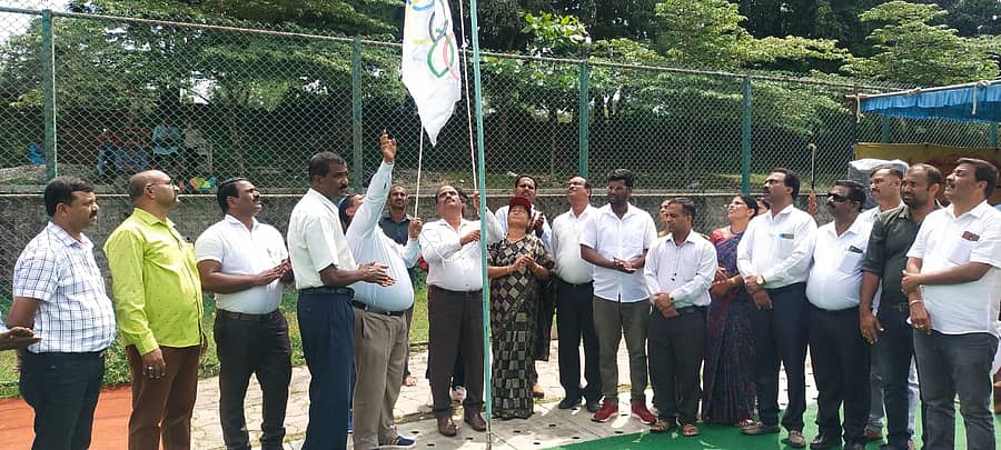 ಕುಶಾಲನಗರ ಸಮೀಪದ ಕೂಡಿಗೆ ಸರ್ಕಾರಿ ಕ್ರೀಡಾ ಶಾಲಾ ಹಾಕಿ ಟರ್ಫ್ ಮೈದಾನದಲ್ಲಿ ಸೋಮವಾರ ಏರ್ಪಡಿಸಿದ್ದ ಪ್ರಾಥಮಿಕ ಹಾಗೂ ಪ್ರೌಢಶಾಲಾ ಬಾಲಕರು ಮತ್ತು ಬಾಲಕಿಯರ ಎರಡು ದಿನಗಳ ಕಾಲ ರಾಜ್ಯಮಟ್ಟದ ಹಾಕಿ ಟೂರ್ನಿಯಲ್ಲಿ ಜಿಲ್ಲಾ ಶಿಕ್ಷಣ ಮತ್ತು ತರಬೇತಿ ಸಂಸ್ಥೆಯ ಪ್ರಾಂಶುಪಾಲಎಂ.ಚಂದ್ರಕಾಂತ್ ಕ್ರೀಡಾ ಧ್ವಜಾರೋಹಣ ನೆರವೇರಿಸಿದರು.