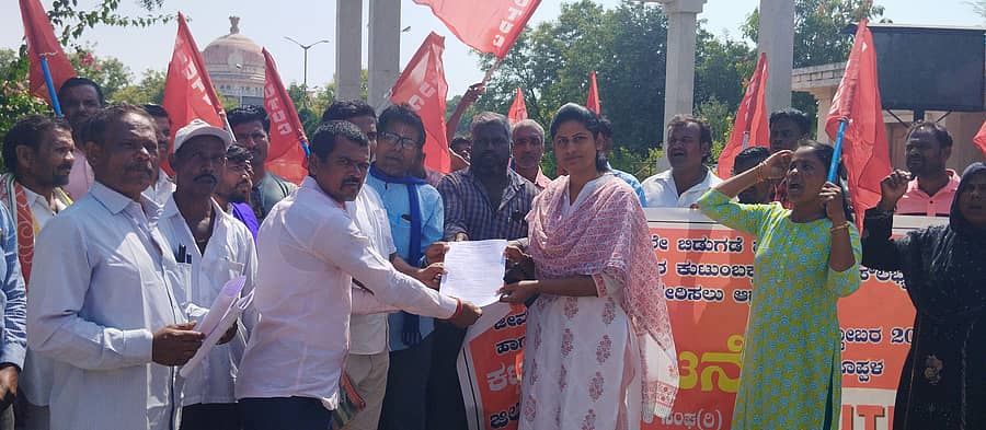 ಕೊಪ್ಪಳದಲ್ಲಿ ಗುರುವಾರ ರಾಜ್ಯ ಸಂಯುಕ್ತ ಕಟ್ಟಡ ಕಾರ್ಮಿಕರ ಸಂಘದ ಸದಸ್ಯರು ನಗರಾಭಿವೃದ್ಧಿ ಕೋಶದ ಯೋಜನಾ ನಿರ್ದೇಶಕಿ ಕಾವ್ಯಾರಾಣಿ ಅವರಿಗೆ ಮನವಿ ಸಲ್ಲಿಸಿದರು