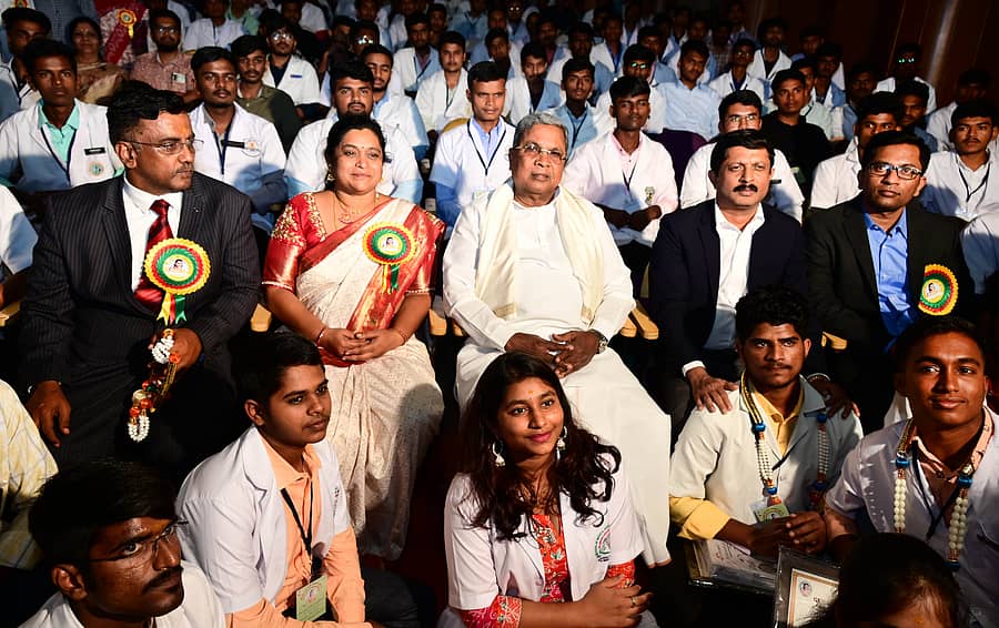 <div class="paragraphs"><p>ನಗರದ ಡಿ. ದೇವರಾಜ ಅರಸು ಭವನದಲ್ಲಿ ಭಾನುವಾರ ಆಯೋಜಿಸಿದ್ದ ಪ್ರೇರಣಾ ಸಮಾರಂಭದಲ್ಲಿ ಮುಖ್ಯಮಂತ್ರಿ ಸಿದ್ದರಾಮಯ್ಯ, ನಗರಾಭಿವೃಧ್ಧಿ ಸಚಿವ ಬೈರತಿ ಸುರೇಶ್‌ ಹಾಗೂ ಮತ್ತಿತರರು ಪಾಲ್ಗೊಂಡಿದ್ದರು. </p></div>
