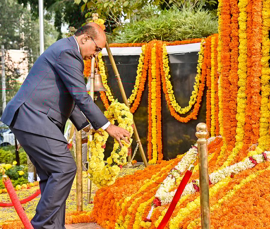 ಜಿಲ್ಲಾ ಪೊಲೀಸ್ ಘಟಕಗಳು ಪೊಲೀಸ್ ಹುತಾತ್ಮರ ಉದ್ಯಾನದಲ್ಲಿ ಶನಿವಾರ ಆಯೋಜಿಸಿದ್ದ ಹುತಾತ್ಮರ ದಿನಾಚರಣೆಯಲ್ಲಿ ನ್ಯಾಯಾಧೀಶ ಜಿ.ಎಸ್.ಸಂಗ್ರೇಶಿ ಪುಷ್ಪನಮನ ಸಲ್ಲಿಸಿದರು