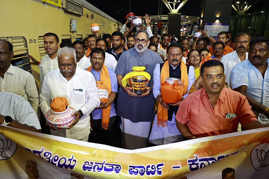 ಕೇಂದ್ರ ಸಚಿವ ರಾಜೀವ್ ಚಂದ್ರಶೇಖರ್, ರಾಜ್ಯಸಭಾ ಸದಸ್ಯ ಈರಣ್ಣ ಕಡಾಡಿ ಅವರು ಮಣ್ಣಿನ ಅಮೃತ ಕಳಶಗಳನ್ನು ಬಿಜೆಪಿ ಕಾರ್ಯಕರ್ತರ ಮೂಲಕ ದೆಹಲಿಗೆ ಕಳಿಸಿದರು.