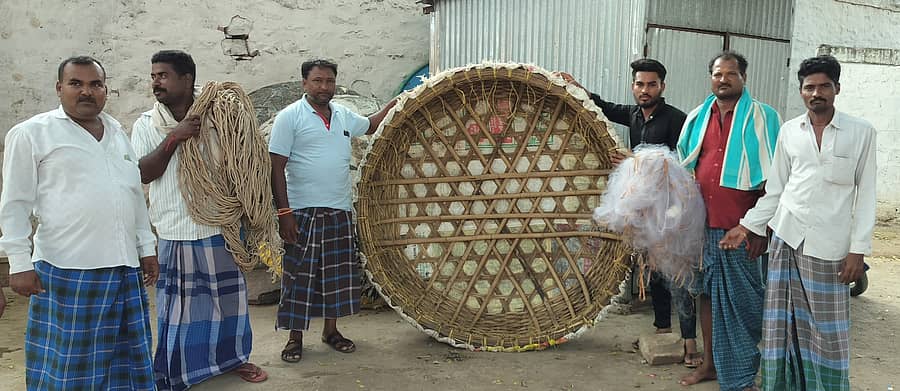 ಕಿಳ್ಳೇಕ್ಯಾತ ಅಲೆಮಾರಿ ಸಮುದಾಯದ ಗಂಡಸರು ಮೀನು ಬಲೆ ದೋಣಿಯೊಂದಿಗೆ