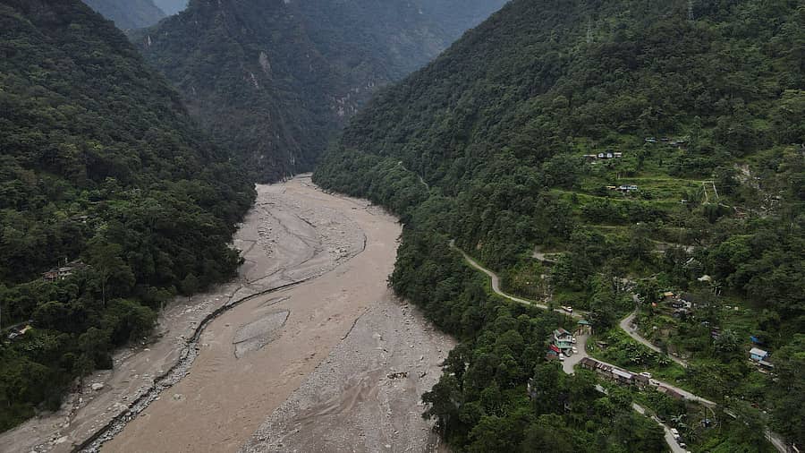 <div class="paragraphs"><p>ಪ್ರವಾಹಕ್ಕೆ ಸಿಲುಕಿರುವ ಸಿಕ್ಕಿಂನ ದೃಶ್ಯ</p></div>