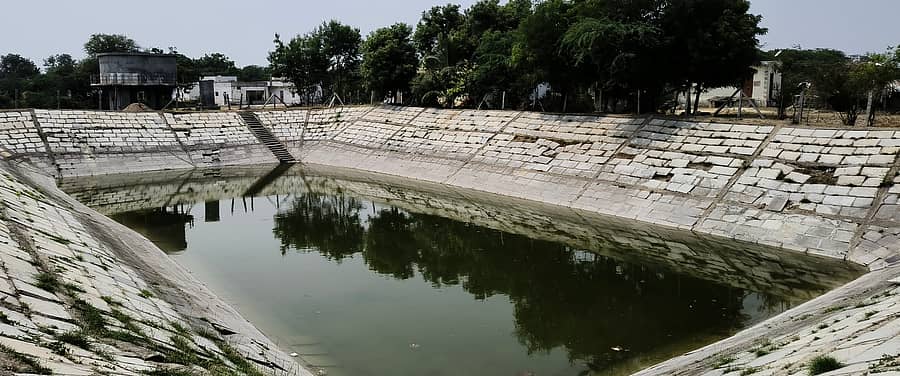 ತೆಕ್ಕಲಕೋಟೆ ಸಮೀಪದ ಮೈಲಾಪುರ ಕ್ಯಾಂಪ್ ನ ಕುಡಿಯುವ ನೀರಿನ ಕೆರೆ ಪಾಚುಗಟ್ಟಿ ಹಸಿರು ಬಣ್ಣಕ್ಕೆ ತಿರುಗುವುದು