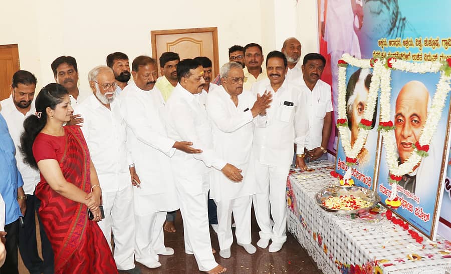 ಶಿವಮೊಗ್ಗದ ಜಿಲ್ಲಾ ಕಾಂಗ್ರೆಸ್ ಕಚೇರಿಯಲ್ಲಿ ಮಂಗಳವಾರ ಇಂದಿರಾಗಾಂಧಿ ಹಾಗೂ ಸರ್ದಾರ್ ವಲ್ಲಭಭಾಯ್ ಪಟೇಲ್ ಭಾವಚಿತ್ರಕ್ಕೆ ಪುಷ್ಪನಮನ ಸಲ್ಲಿಸಲಾಯಿತು