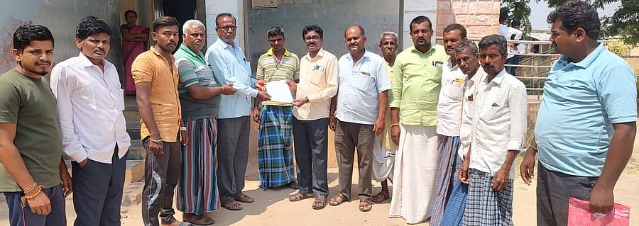 ಅಳವಂಡಿಯಲ್ಲಿ ಮೇವು ಬ್ಯಾಂಕ ಹಾಗೂ ಗೋಶಾಲೆಯನ್ನು ಸ್ಥಾಪಿಸಬೇಕು ಎಂದು ಆಗ್ರಹಿಸಿ ಉಪ ತಹಶಿಲ್ದಾರ ಕಛೇರಿಯ ಕೇಸ್ ವರ್ಕರ್ ಶ್ರೀಕಾಂತ ಅವರಿಗೆ ರೈತರು ಮನವಿ ಸಲ್ಲಿಸಿದರು.