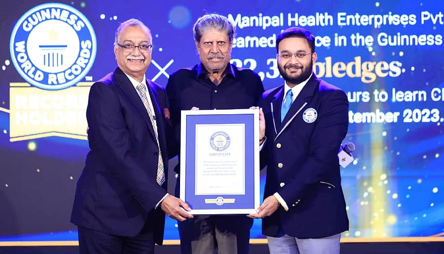 ಮಣಿಪಾಲ್ ಹಾಸ್ಪಿಟಲ್ಸ್ ಚೇರ್ಮನ್ ಡಾ. ಎಚ್. ಸುದರ್ಶನ್ ಬಲ್ಲಾಳ್ ಅವರಿಗೆ ಗಿನ್ನೆಸ್ ದಾಖಲೆಯ ಪ್ರಮಾಣ ಪತ್ರವನ್ನು ಗಿನ್ನೆಸ್ ಪ್ರತಿನಿಧಿ ಹಸ್ತಾಂತರಿಸಿದರು. ಭಾರತ ಕ್ರಿಕೆಟ್ ತಂಡದ ಮಾಜಿ ನಾಯಕ ಕಪಿಲ್ ದೇವ್ ಇದ್ದರು.
