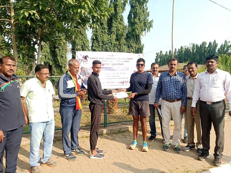 ಚನ್ನಮ್ಮನ ಕಿತ್ತೂರಿನಲ್ಲಿ ಮಂಗಳವಾರ ನಡೆದ 10 ಕಿ.ಮೀ ಮ್ಯಾರಥಾನ್‌ನಲ್ಲಿ ಪುರುಷರ ವಿಭಾಗದಲ್ಲಿ ಪ್ರಥಮ ಸ್ಥಾನ ಗಳಿಸಿದ ಬಾಗಲಕೋಟೆ ಜಿಲ್ಲೆಯ ಮುಧೋಳ ತಾಲ್ಲೂಕಿನ ಸಮೀರವಾಡಿಯ ವೆಂಕಟೇಶ ರಾಠೋಡ ಅವರಿಗೆ ಗಣ್ಯರು ಬಹುಮಾನ ವಿತರಿಸಿದರು