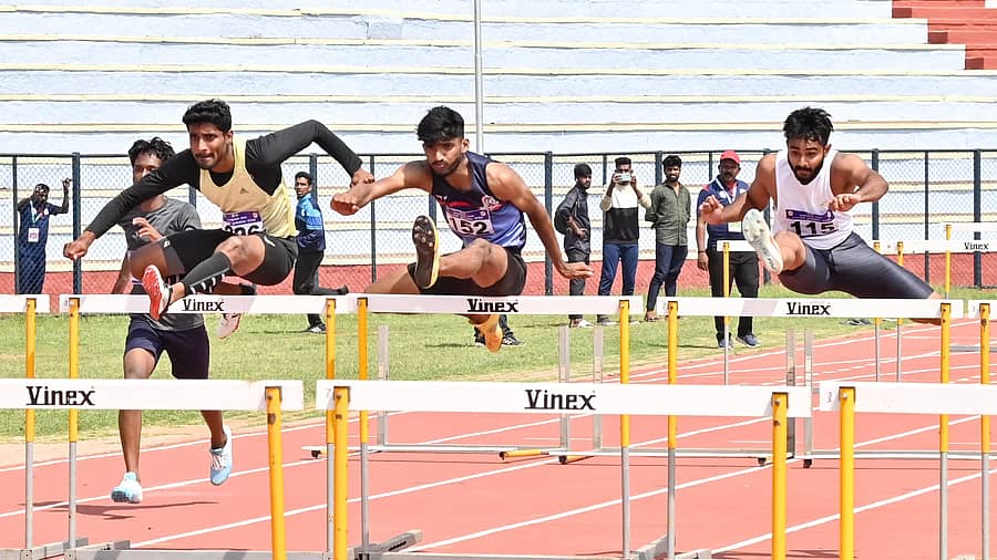 <div class="paragraphs"><p>ಮೈಸೂರಿನ ಚಾಮುಂಡಿ ವಿಹಾರ ಕ್ರೀಡಾಂಗಣದಲ್ಲಿ ನಡೆಯುತ್ತಿರುವ ರಾಜ್ಯಮಟ್ಟದ ಸಿ.ಎಂ ಕಪ್ ಪ್ರತಿಭಾನ್ವೇಷಣಾ ದಸರಾ ಕ್ರೀಡಾಕೂಟದ ಅಥ್ಲೆಟಿಕ್ಸ್ನ 110 ಮೀ. ಹರ್ಡಲ್ಸ್ನಲ್ಲಿ ಬೆಂಗಳೂರು ಗ್ರಾಮಾಂತರ ವಿಭಾಗದ ದಿಶಾಂತ್, ಮೈಸೂರು ವಿಭಾಗದ ಆಕಾಶ್, ಕೆ.ಹರೀಶ್ ಅವರ ಮಿಂಚಿನ ಓಟದ ದೃಶ್ಯ</p></div>