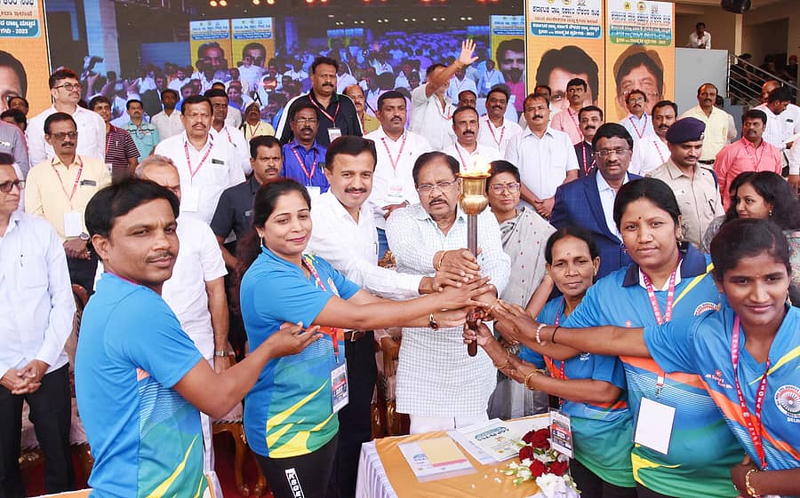 ತುಮಕೂರಿನ ಮಹಾತ್ಮ ಗಾಂಧಿ ಕ್ರೀಡಾಂಗಣದಲ್ಲಿ ಶುಕ್ರವಾರ ಜಿಲ್ಲಾ ಉಸ್ತುವಾರಿ ಸಚಿವ ಜಿ.ಪರಮೇಶ್ವರ ಕ್ರೀಡಾಜ್ಯೋತಿ ಸ್ವೀಕರಿಸಿದರು. ಶಾಸಕರಾದ ಜಿ.ಬಿ.ಜೋತಿಗಣೇಶ್, ಬಿ.ಸುರೇಶ್‌ಗೌಡ, ರಾಜ್ಯ ಸರ್ಕಾರಿ ನೌಕರರ ಸಂಘದ ಅಧ್ಯಕ್ಷ ಸಿ.ಎಸ್.ಷಡಾಕ್ಷರಿ, ಹಿಂದುಳಿದ ವರ್ಗಗಳ ಕಲ್ಯಾಣ ಇಲಾಖೆ ಕಾರ್ಯದರ್ಶಿ ತುಲಸಿ ಮುದ್ದಿನೇನಿ, ಜಿಲ್ಲಾಧಿಕಾರಿ ಕೆ.ಶ್ರೀನಿವಾಸ್ ಭಾಗವಹಿಸಿದ್ದರು