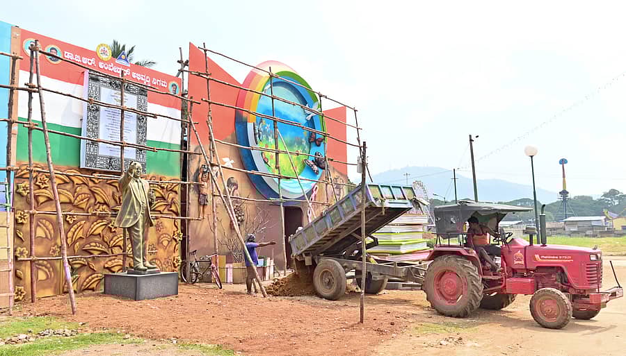 <div class="paragraphs"><p>ದಸರಾ ವಸ್ತುಪ್ರದರ್ಶನ ಮೈದಾನದಲ್ಲಿ ನಿರ್ಮಾಣ ಹಂತದಲ್ಲಿರುವ ಅಂಬೇಡ್ಕರ್ ಅಭಿವೃದ್ಧಿ ನಿಗಮದ ಮಳಿಗೆ</p></div>