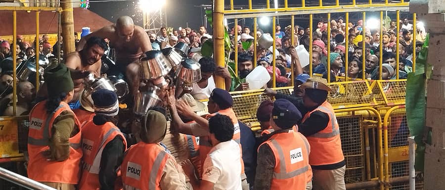 ಕೊಡಗು ಜಿಲ್ಲೆಯ ತಲಕಾವೇರಿಯಲ್ಲಿ ಬುಧವಾರ ನಸುಕಿನಲ್ಲಿ ತೀರ್ಥೋದ್ಭವವಾಗುತ್ತಿದ್ದಂತೆ ಭಕ್ತರು ತೀರ್ಥವನ್ನು ತುಂಬಿಸಿಕೊಳ್ಳಲು ಕೊಡಗಳೊಂದಿಗೆ ಬ್ಯಾರಿಕೇಡ್ ದಾಟಲು ಯತ್ನಿಸಿದರು