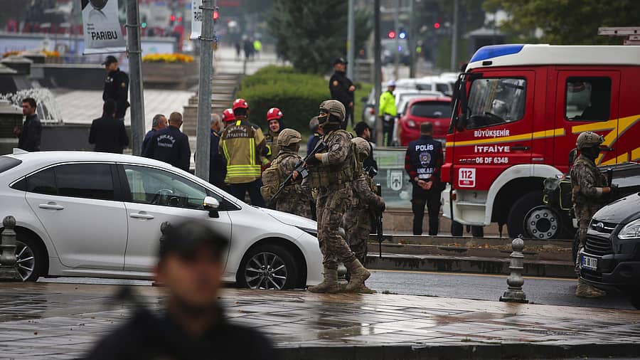 ಟರ್ಕಿಯ ಅಂಕಾರಾದಲ್ಲಿ ಭಾನುವಾರ ಆತ್ಮಾಹುತಿ ಬಾಂಬ್‌ ದಾಳಿಕೋರ ಸ್ಫೋಟಕ ಸಾಧನ ಸ್ಫೋಟಿಸಿದ ನಂತರ ಭದ್ರತಾ ಸಿಬ್ಬಂದಿ ಘಟನಾ ಸ್ಥಳವನ್ನು ಸುತ್ತುವರಿದಿದ್ದರು– ಎಪಿ/ಪಿಟಿಐ ಚಿತ್ರ