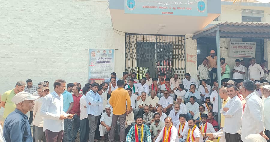 ಅಸಮರ್ಪಕ ವಿದ್ಯುತ್ ಪೂರೈಕೆ ಖಂಡಿಸಿ ಕಾಗವಾಡದಲ್ಲಿ ರೈತರು ಹಾಗೂ ಕರವೇ ಕಾರ್ಯಕರ್ತರು ಹೆಸ್ಕಾಂ ಕಚೇರಿಗೆ ಮುತ್ತಿಗೆ ಹಾಕಿ ಪ್ರತಿಭಟಿಸಿದರು