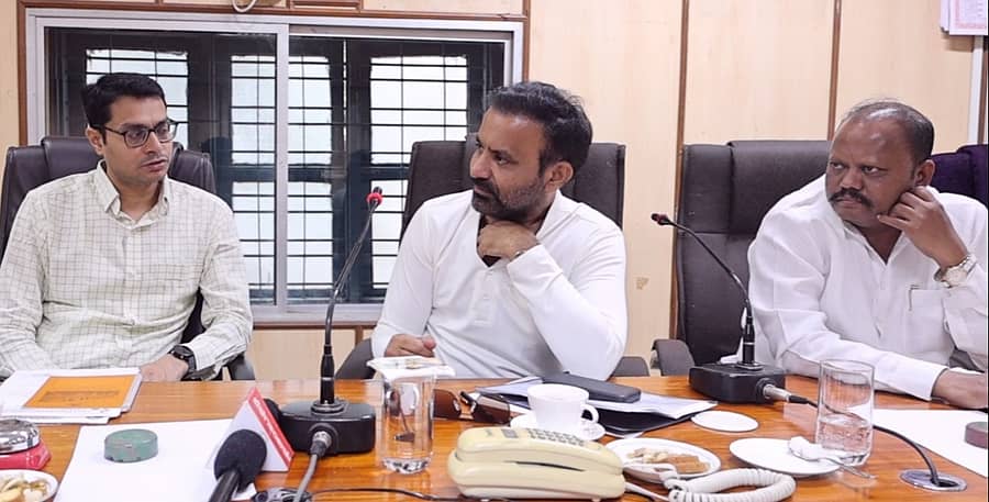 ಬಳ್ಳಾರಿ ಜಿಲ್ಲಾಧಿಕಾರಿಗಳ ಕಚೇರಿ ಸಭಾಂಗಣದಲ್ಲಿ ಹಿರಿಯ ಅಧಿಕಾರಿಗಳ ಹಾಗೂ ಸ್ಥಳೀಯ ಜನಪ್ರತಿನಿಧಿಗಳ ಸಭೆಯಲ್ಲಿ ಕಾರ್ಮಿಕ ಸಚಿವ ಸಂತೋಷ್ ಲಾಡ್ ಮಾತನಾಡಿದರು. ಸಿರುಗುಪ್ಪ ಶಾಸಕ ಬಿ.ಎಂ. ನಾಗರಾಜ್, ಜಿಲ್ಲಾಧಿಕಾರಿ ಪ್ರಶಾಂತಕುಮಾರ್ ಮಿಶ್ರಾ ಇದ್ದಾರೆ