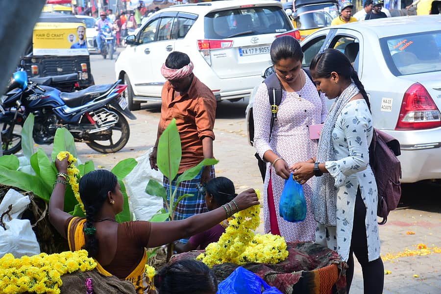 ದಾವಣಗೆರೆಯಲ್ಲಿ ಶನಿವಾರ ಹೂವು ಖರೀದಿಯಲ್ಲಿ ತೊಡಗಿದ್ದ ಯುವತಿಯರು
