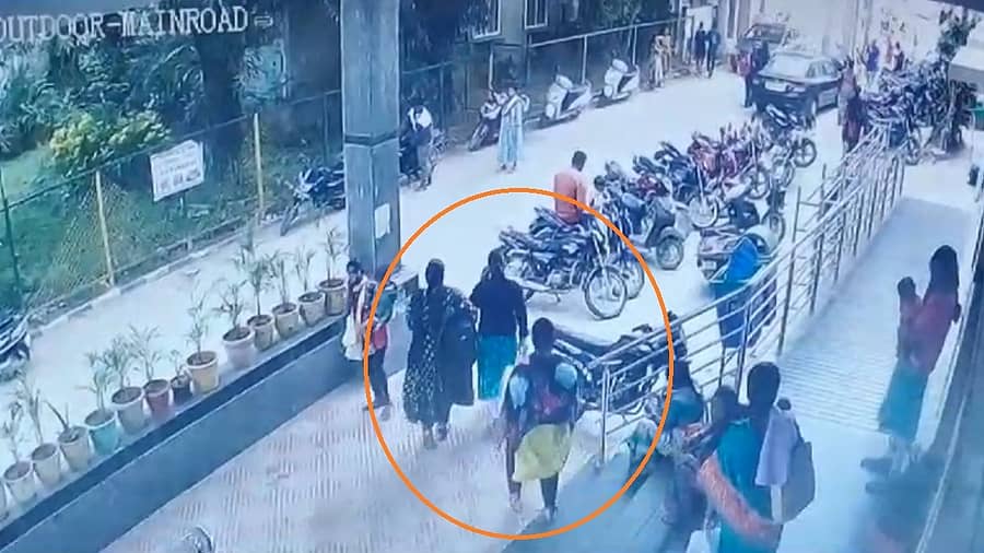 <div class="paragraphs"><p>ಮೂವರು ಮಹಿಳೆಯರು ಬ್ಯಾಗ್ನಲ್ಲಿ ಮಗು ಕದ್ದೊಯ್ದಿದ್ದ ಸಿ.ಸಿ.ಟಿ.ವಿ ದೃಶ್ಯ</p></div>